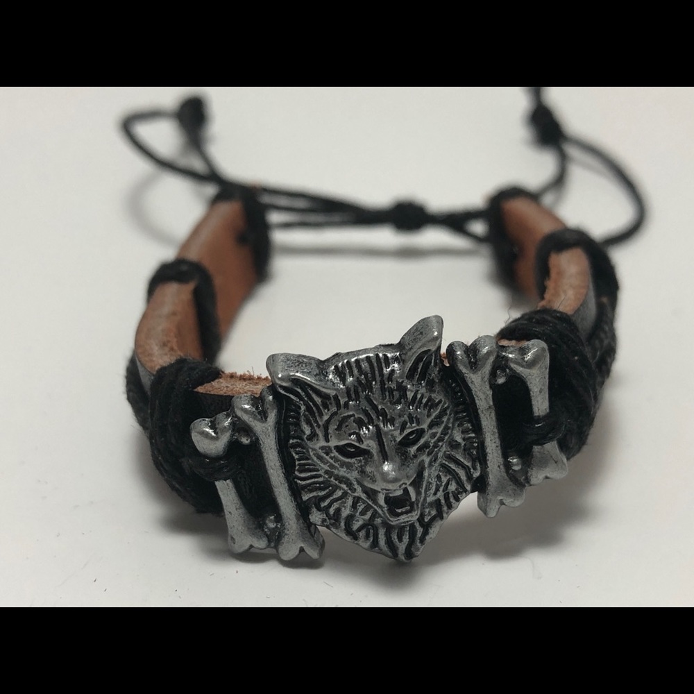 Adjustable leather bracelet